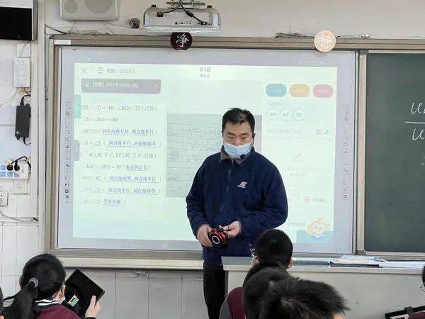 耿老师课上进行分层教学 耿老师课上进行分层教学